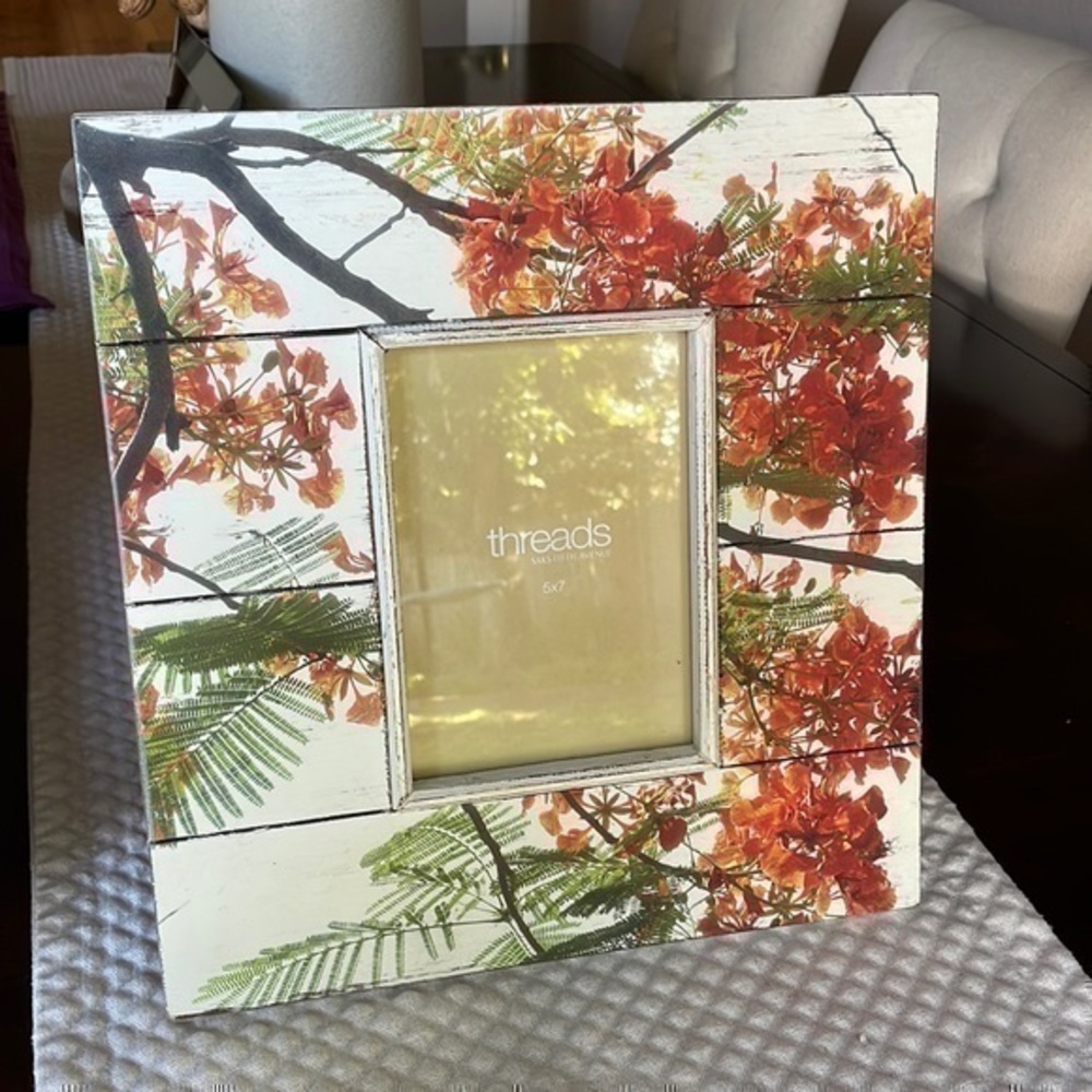 Threads Saks fifth avenue, 5 x 7 picture frame fall leaves wooden
